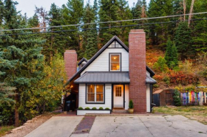 Corduroy Sage AvantStay Cozy & Cute Cabin w Deck Sleeps 21